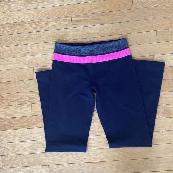 Lululemon yoga pants, size 6 wide leg - Picture 2 of 10